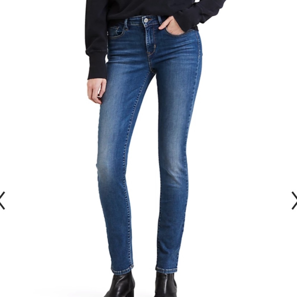 SOLD Levi’s classic mid-rise skinny jeans